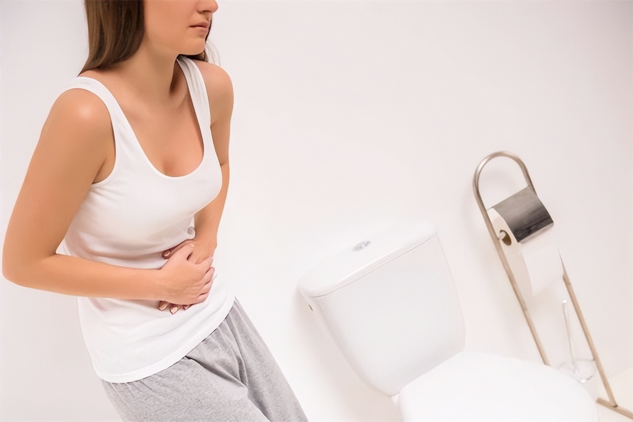 尿液颜色特别黄请问是怎么了,尿液发黄有恶臭是怎么回事