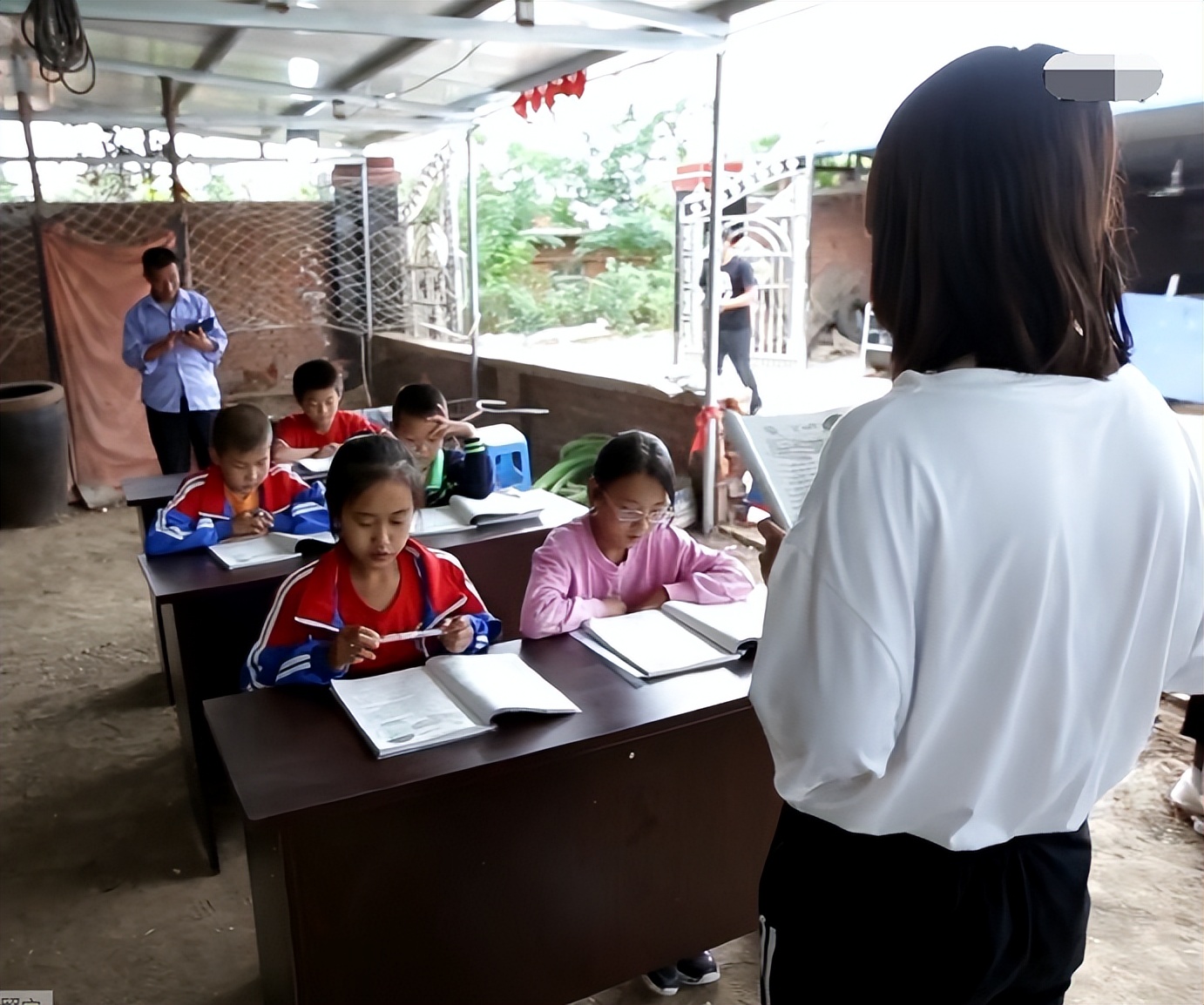 东北“歪脸”女孩整形成大美女，拒绝当网红，只想回山村当教师