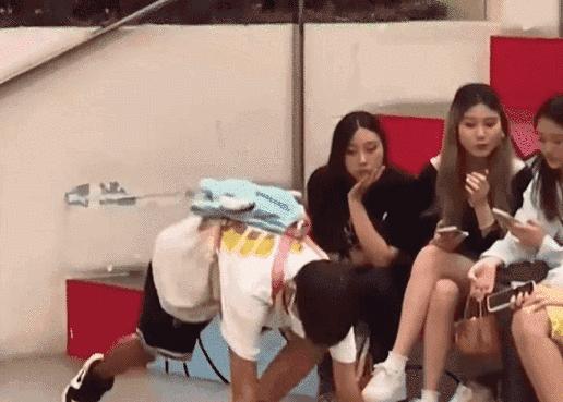 一个人在海底捞过生日尴尬吗,在海底捞过生日是种什么感觉呢