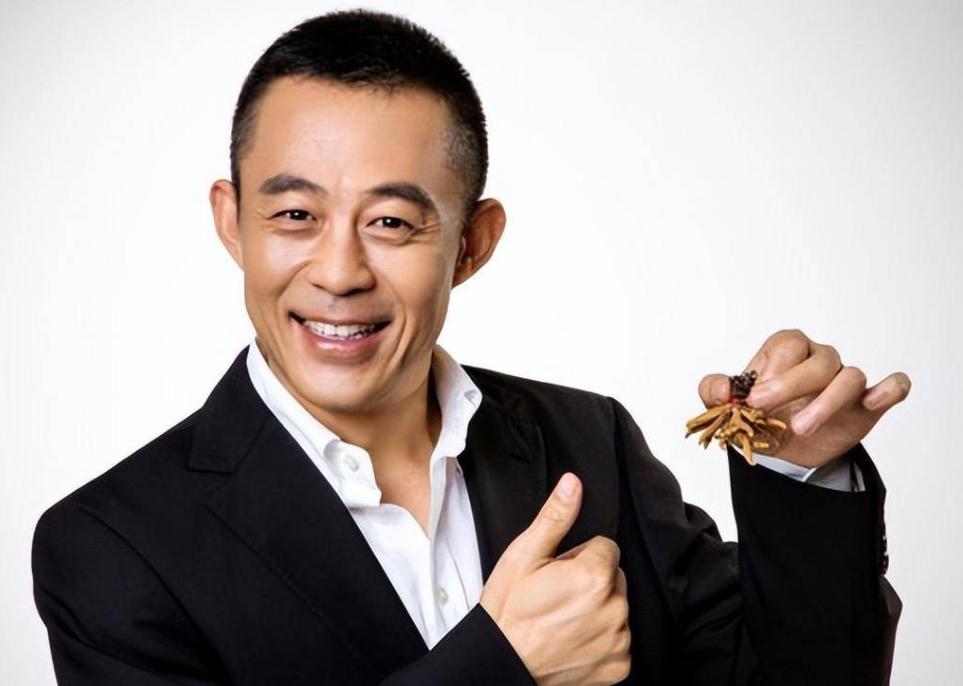 51岁侯勇携小娇妻出游好风光,54岁侯勇与三婚娇妻逛街