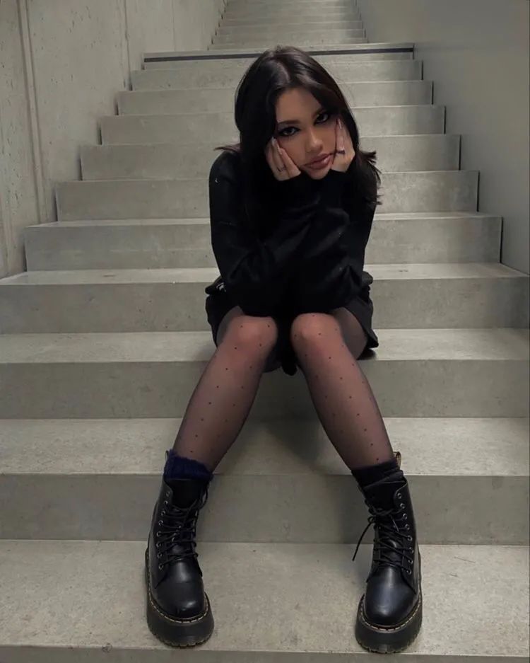 黑色卫衣如何内搭,黑色卫衣搭什么裤子好看