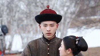 牛角胸罩，诱惑式舔刀尖，这些颠覆三观的镜头，看完让人一言难尽