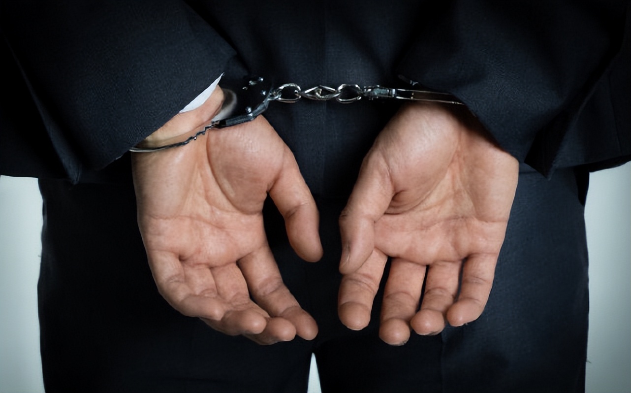 老人抗法被强制执行,老人逃避法律