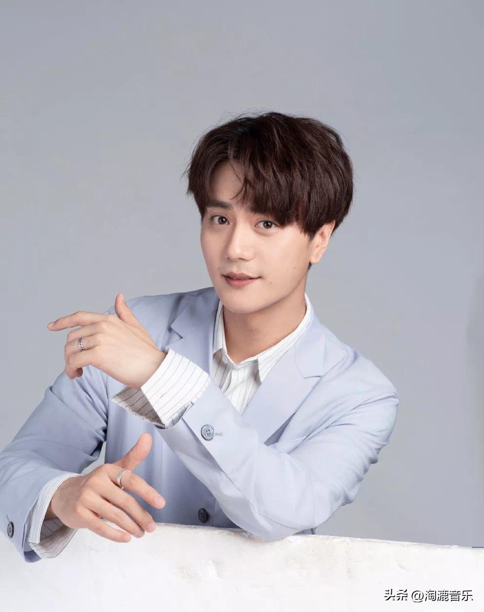 写最红的歌，过最苦的日子，出道15年的他为什么这么让人感动？