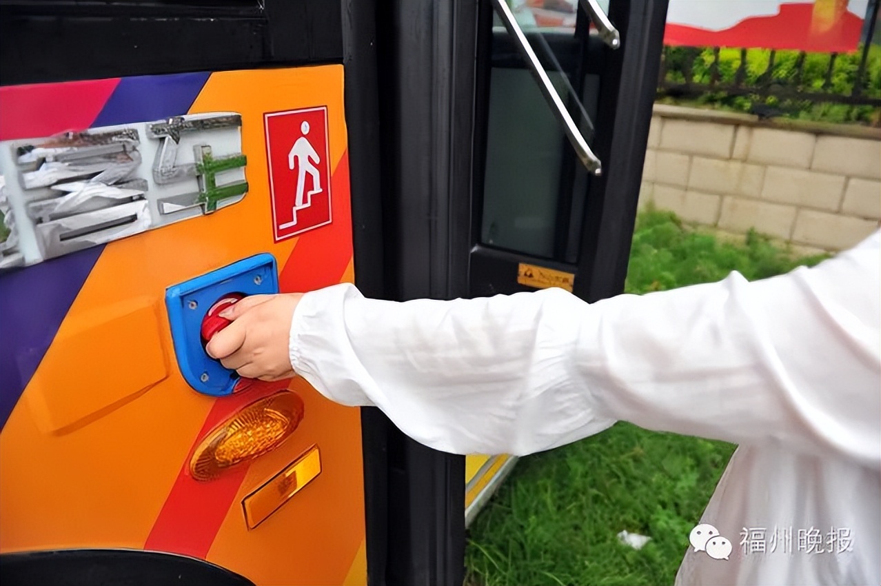 公交车为什么是歪的,公交车为什么倒着坐