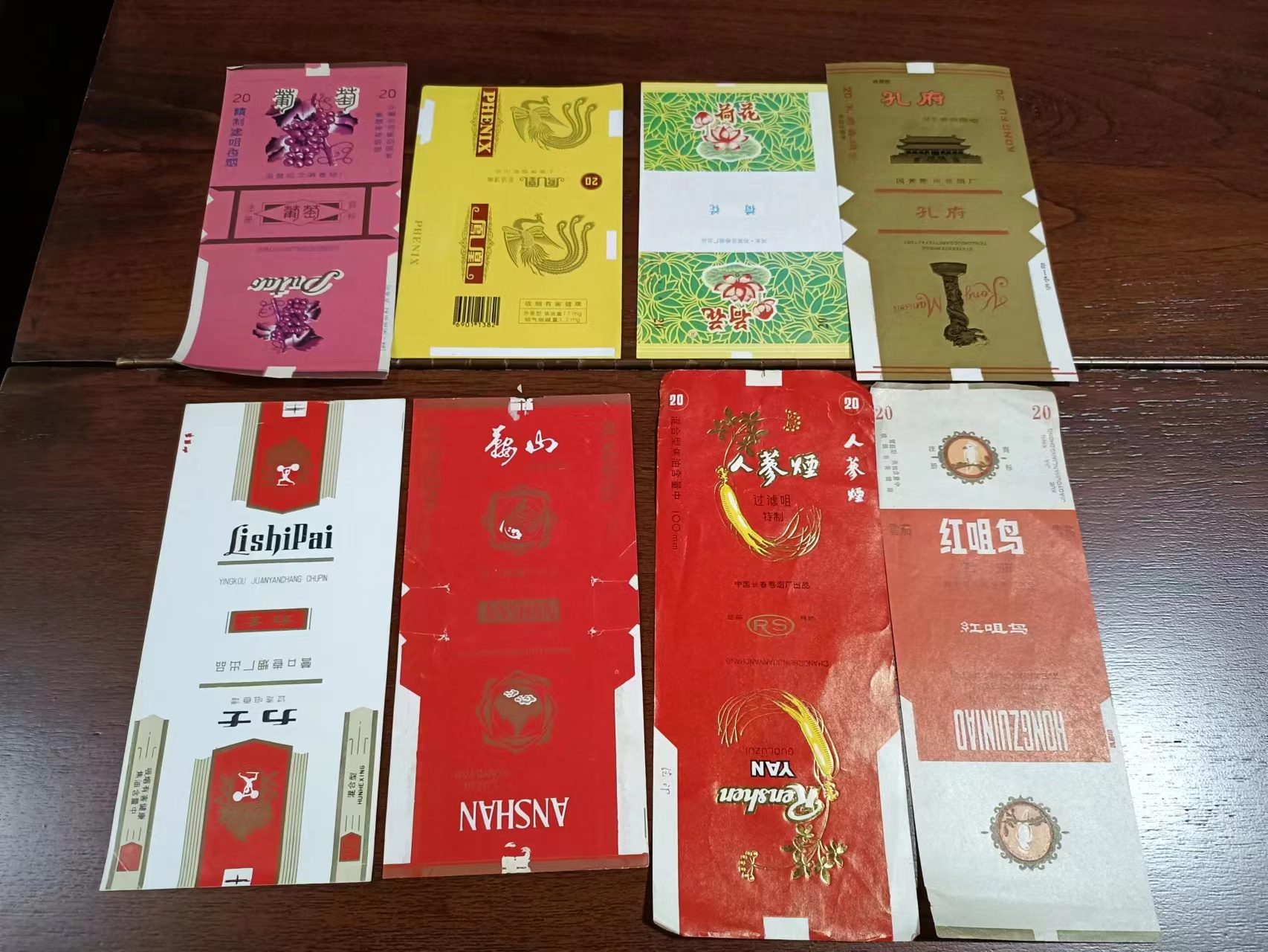 大连瓦房店：六旬艺师单江波收藏老烟盒万余件