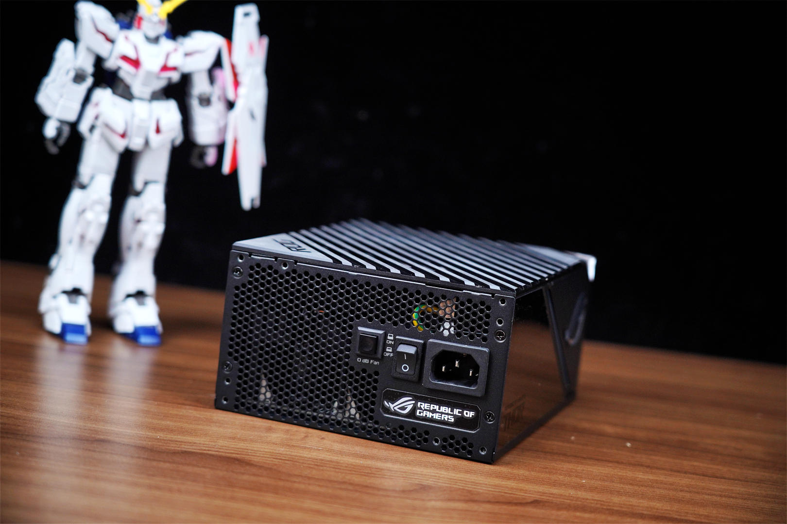 万事俱备，只等40系显卡上市，ROGTHOR1000PLATINUMII电源分享