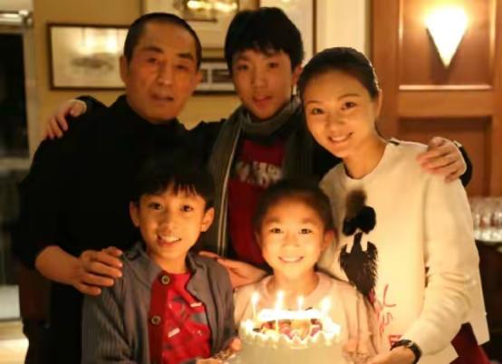 上热门71岁张艺谋为15岁女儿庆生,张艺谋和他13任妻子相差多大