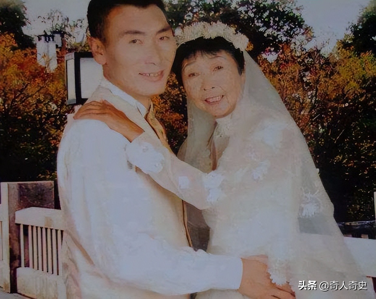 90后娶60岁老太太真实事件,25岁小伙不顾反对娶60岁大妈