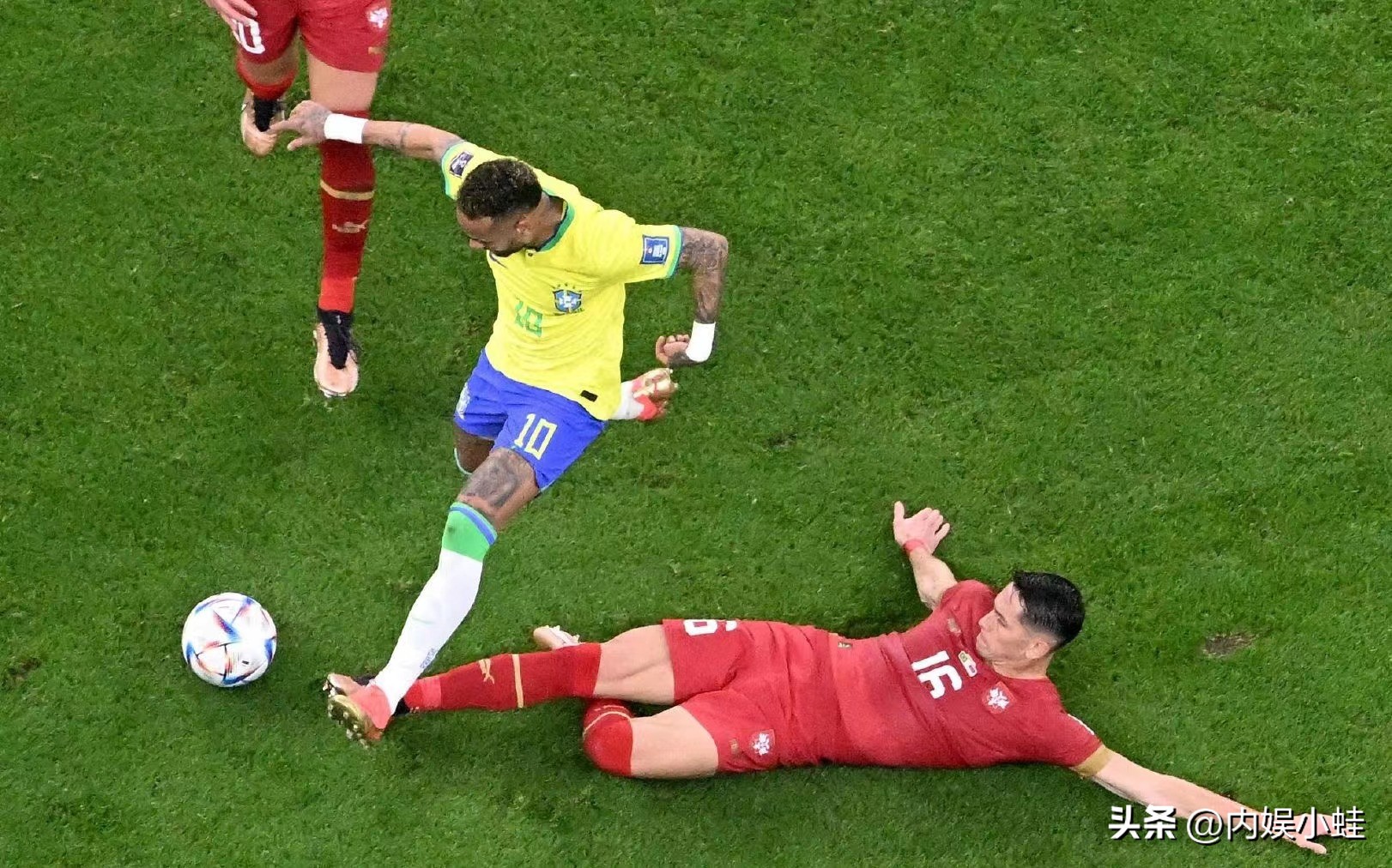 内马尔被换下流泪,可怜的内马尔一场球被拽倒十次