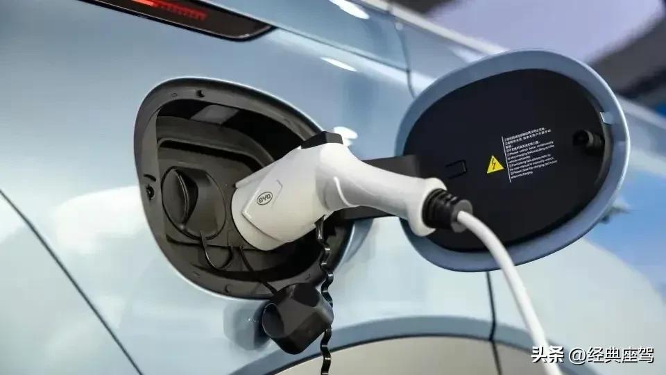 新手纯电车和油车哪个好开,到底是油电车好还是油车好