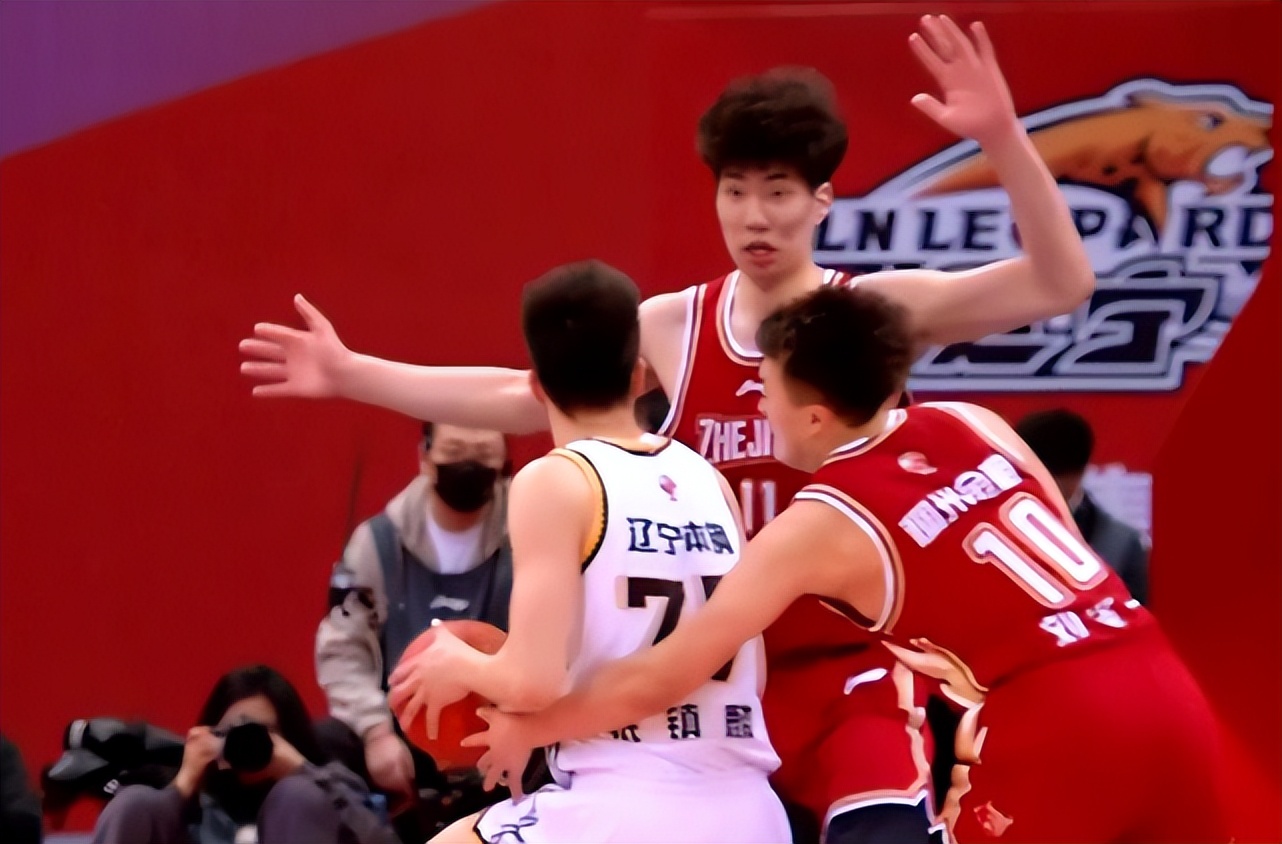 辽宁惨败42分！赛后杨鸣说了啥？不看好辽篮的未来点名批评一球员