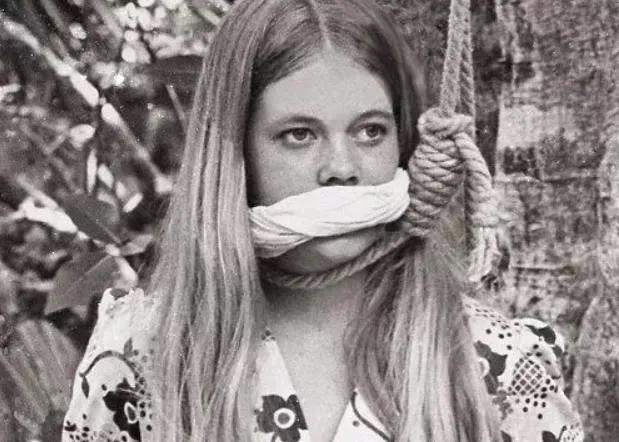 恶魔树绞刑案，迷恋女人*裤内**...