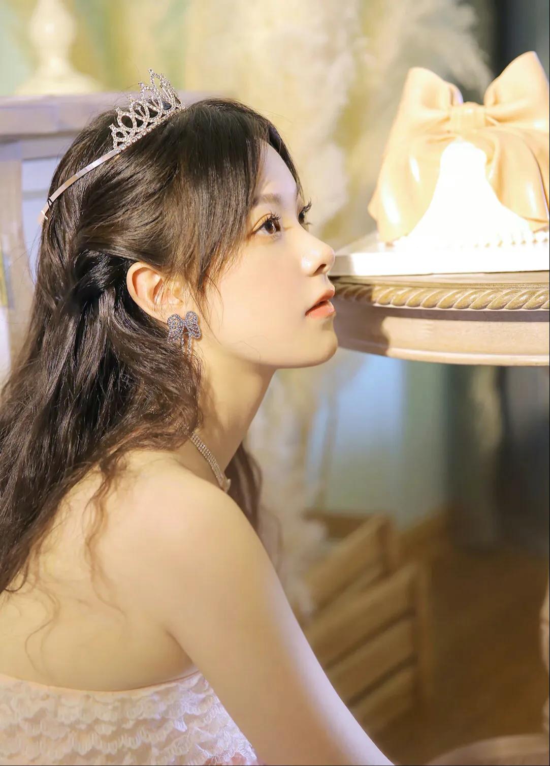 「红地毯佳作」在铁吊桥上