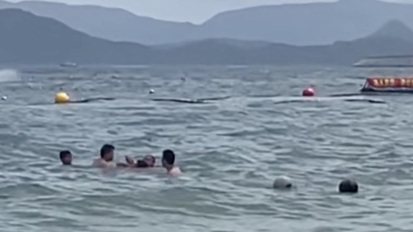 深圳大梅沙海滨公园海边救人,大梅沙景区救人