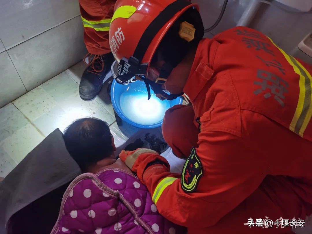 消防接警出动场面,湖北十堰出动消防官兵