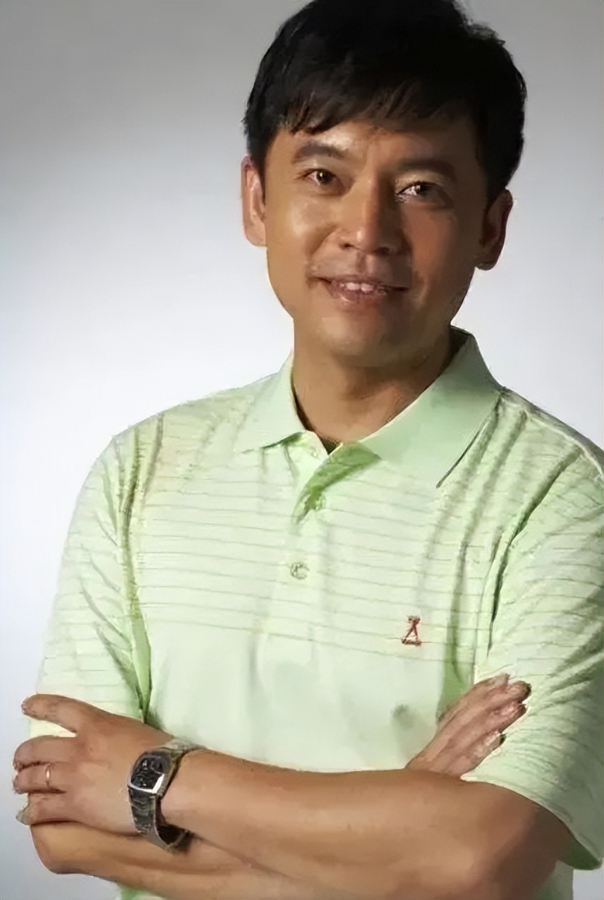 他曾错过巩俐，娶初恋为妻，凭《亮剑》爆红，结婚30年仍恩爱如初