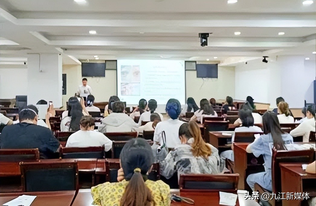 全国爱眼日健康知识讲座,医院开展全国爱眼日宣传