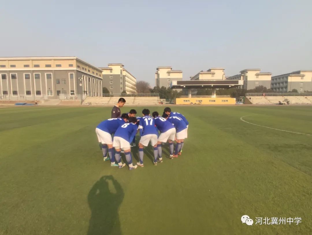 喜报足球比赛第一名,足球队夺冠庆祝