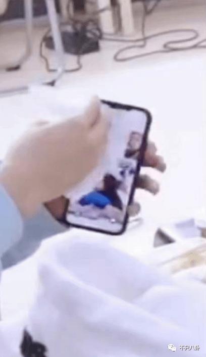 喜欢美女都不行？一张手机屏保引发的争吵......