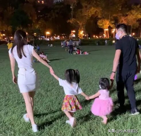 郭富城方媛带女儿买东西,郭富城天王嫂方媛休闲装束