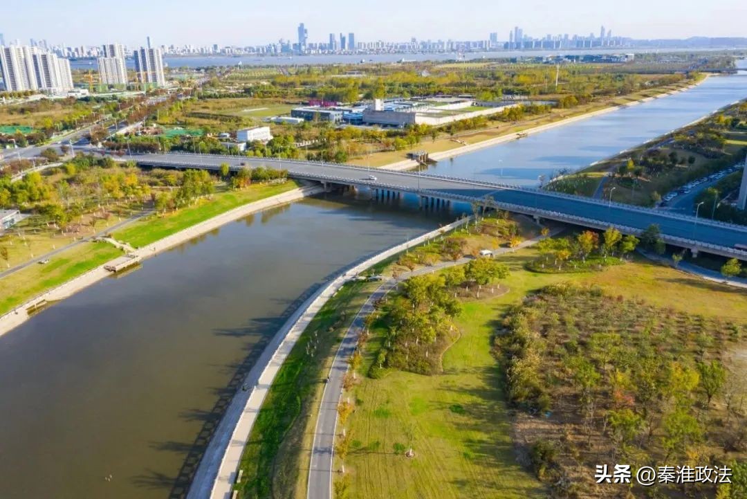 南京地铁11号线效果图,航拍南京地铁11号线旁超大公园