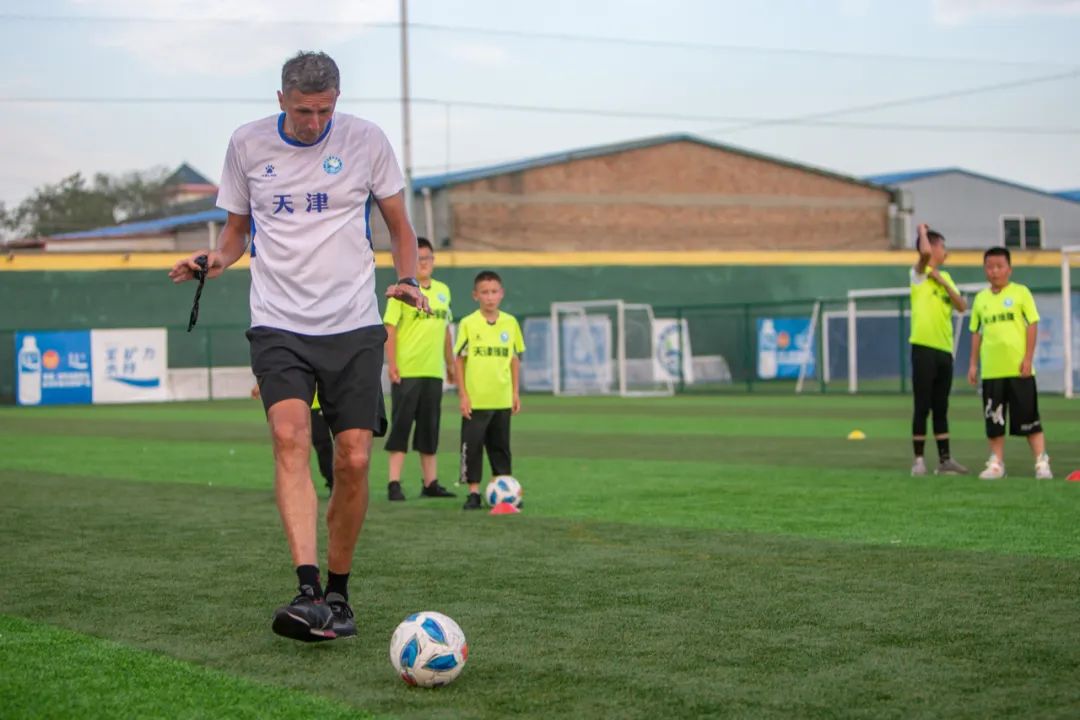 “十城带百县”助力乡村振兴|*疆新**和田足球小巴郎感受天津足协外教训练指导现场观战津超赛事