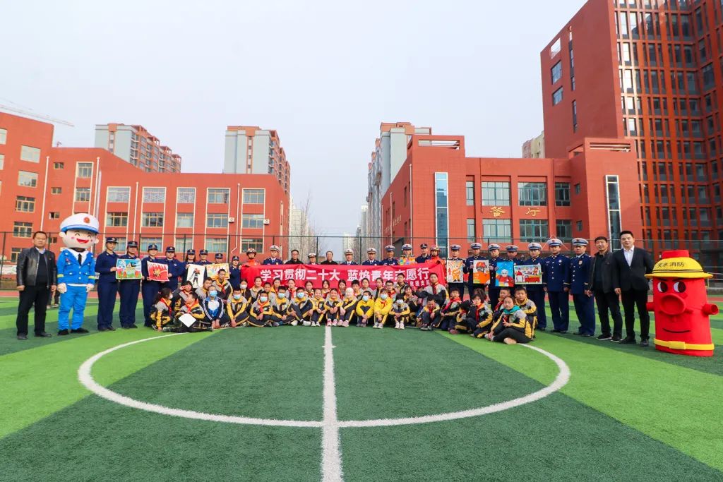 学习贯彻二十大蓝焰青年志愿行系列报道——支队联合市特教学校开展“火焰蓝”牵手“红领巾”一起学雷锋活动