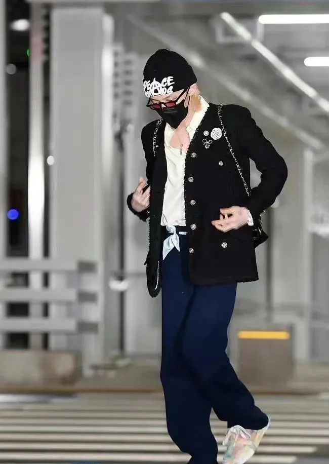 权志龙被包围拍照,权志龙机场被粉丝围堵