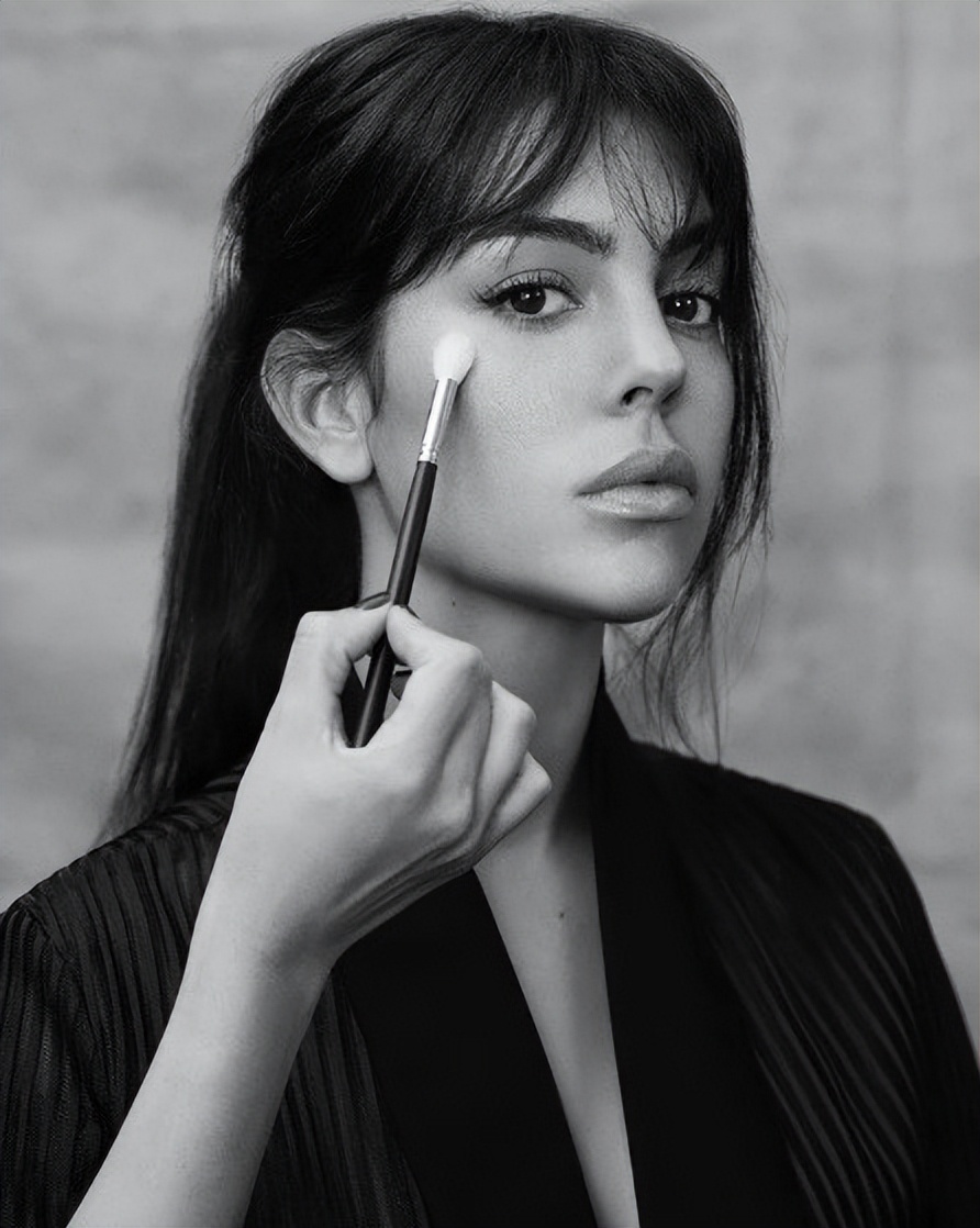 c罗伊莲娜乔治娜对比,c罗为何选择乔治娜而放弃伊莲娜