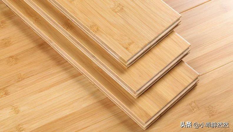 女子发现地板多处开裂,怪事家中地板开裂