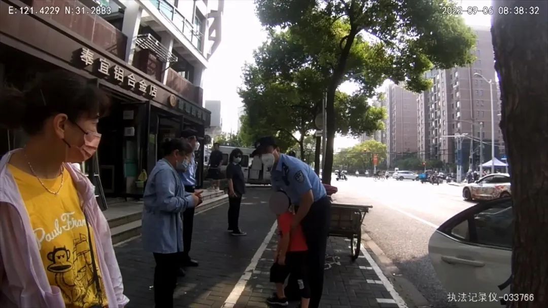 【我为群众办实事】送学路上，电瓶车后座的孩子突然消失了！原来是“熊孩子”上演“逃学威龙”