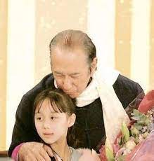 抱孙子的年龄却喜当爸的明星,六位年过60岁无儿无女的明星