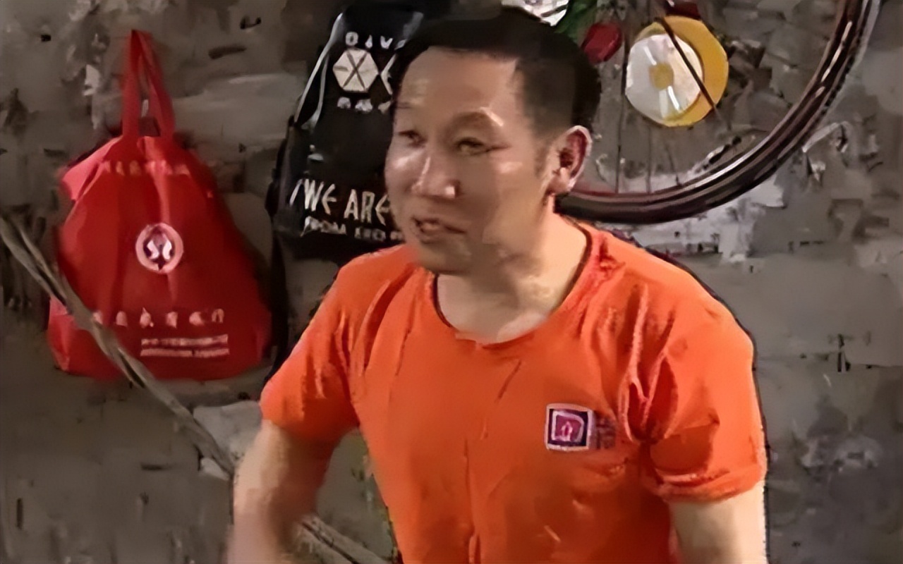 男子痴迷武功躲进深山练铁砂掌,四川小伙痴迷武功