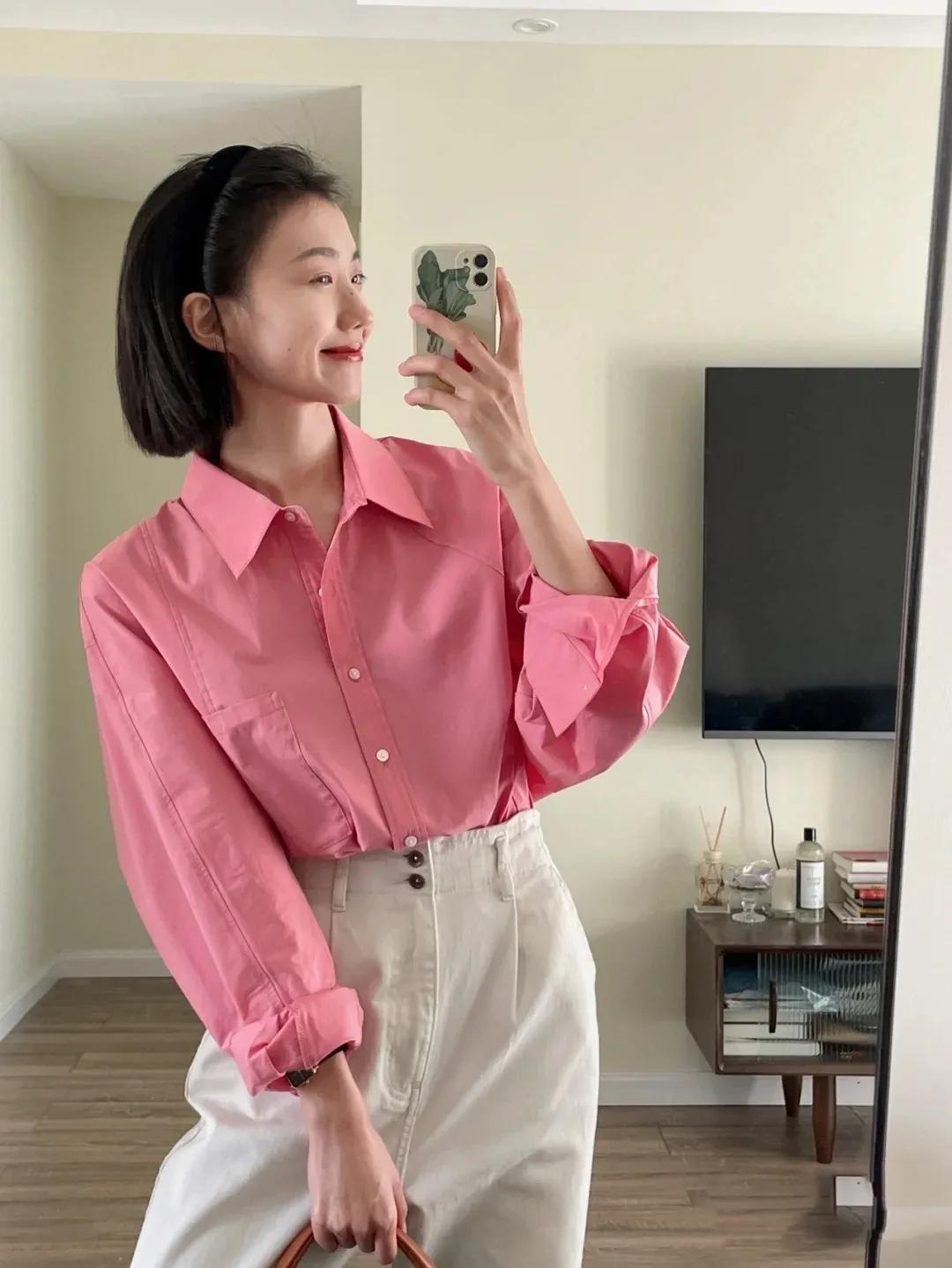 时尚穿搭展示粉色衬衫搭配牛仔裤,粉色衬衫搭配什么颜色的裤子好看