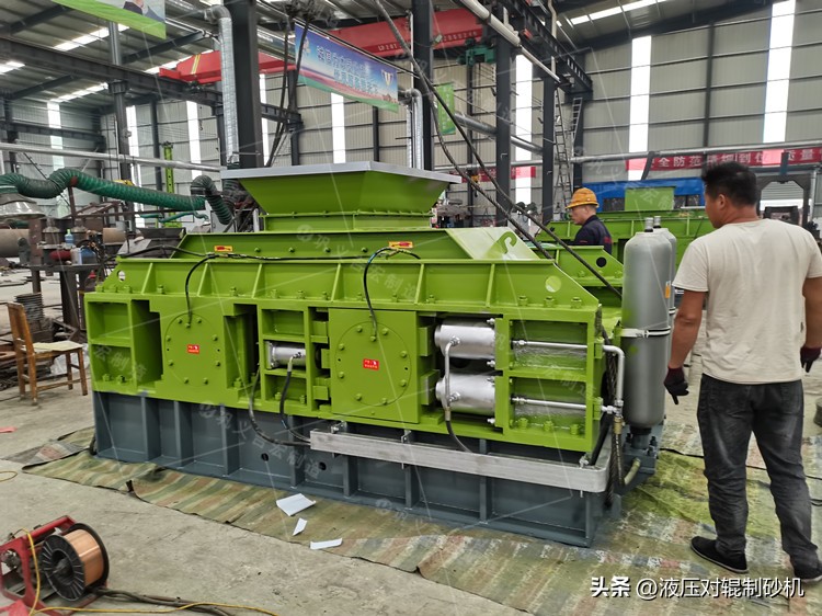 小型对辊砂石破碎机多少钱一台,小型粉碎机1小时粉碎多少料