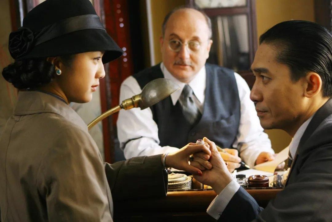 《色·戒》，在爱情中反思战争的残酷性，混乱的年代如何展示情感