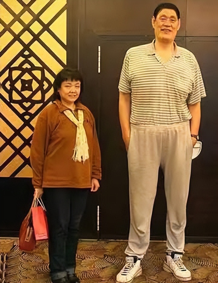 穆铁柱身高比姚明高吗,巨人穆铁柱打篮球