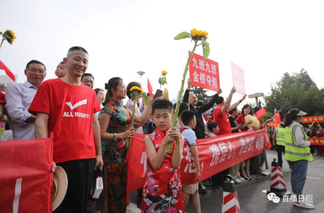 直击2023高考现场暖人瞬间,直击2023高考场外实拍视频