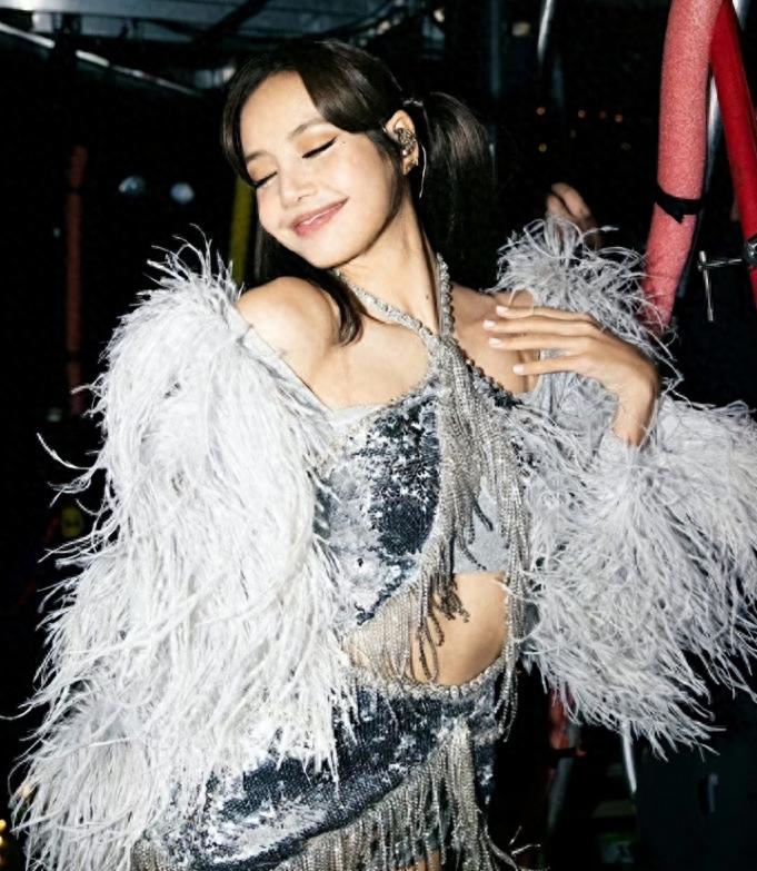 Lisa夜总会演脱衣舞，和世界首富之子恋爱，为嫁豪门放飞自我