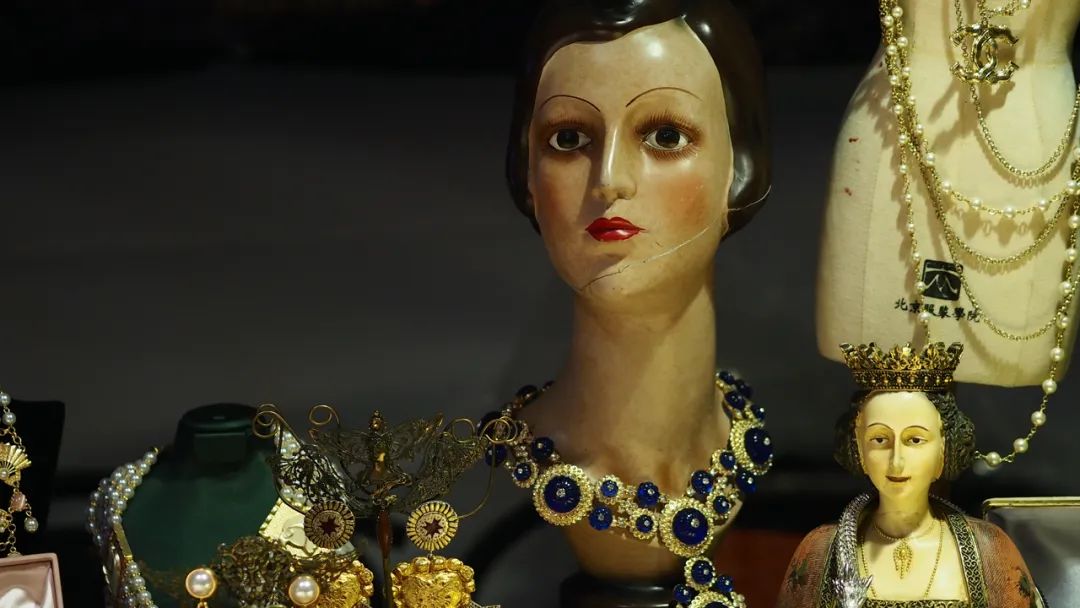 中国年轻人，不买房，只“玩物丧志”