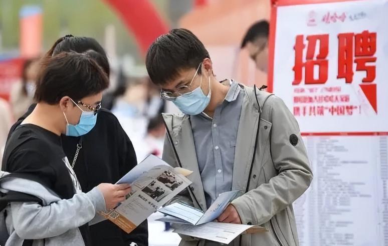 大四男生实习工资1万4,妈妈听后仰天长笑,网友却说母亲太无知