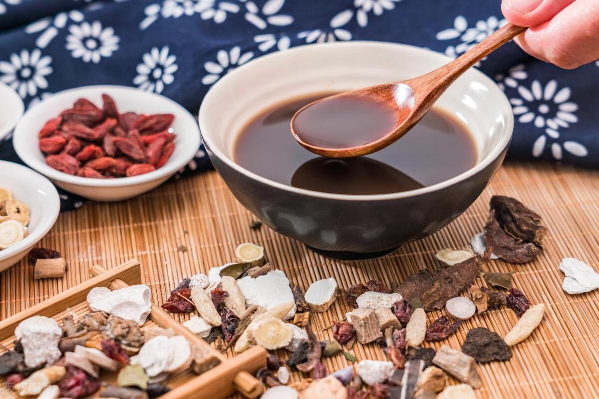 我现在出现全身湿疹怎么治,我40岁了为什么还长湿疹