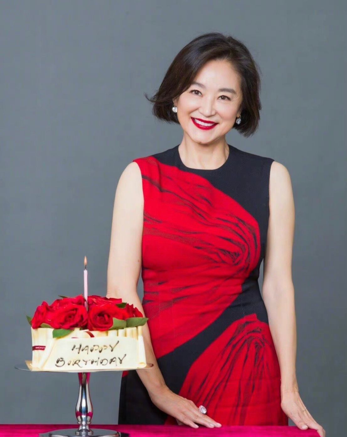 微胖中年阿姨别留长发了，学林青霞烫这款“贵妇卷”，高级不油腻