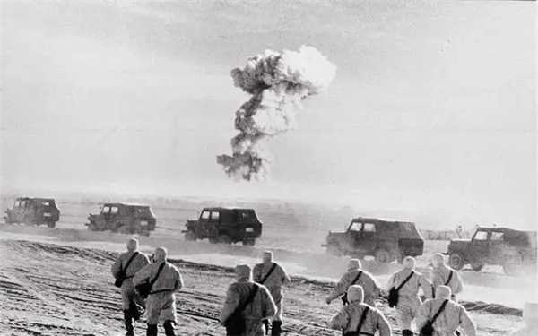 中国第一颗原*弹子**爆炸成功，毛主席却说要先通知日本，这是为啥？