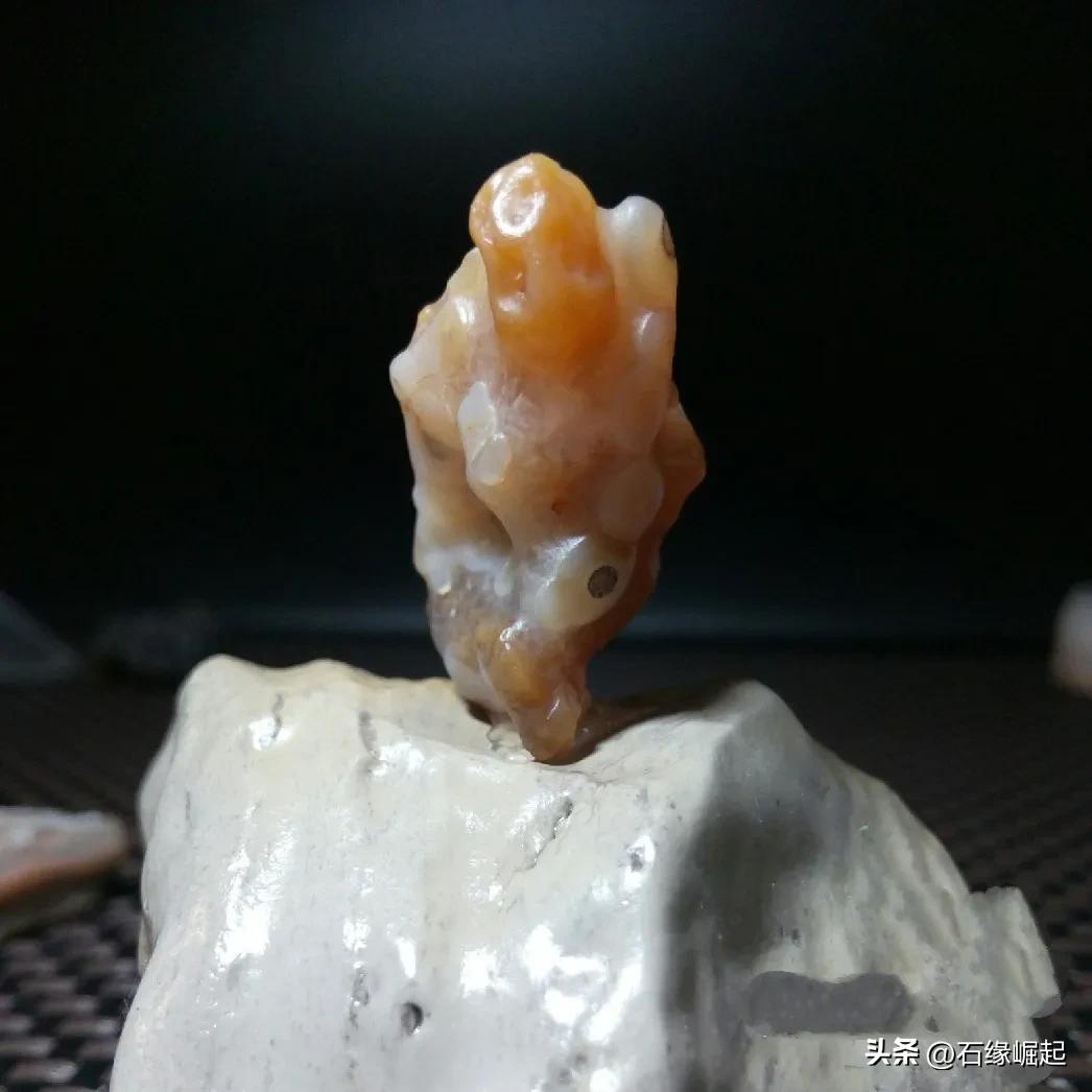 一块小小的石头也能让你这么开心 (一块小小的石头怎么敢这么滑)