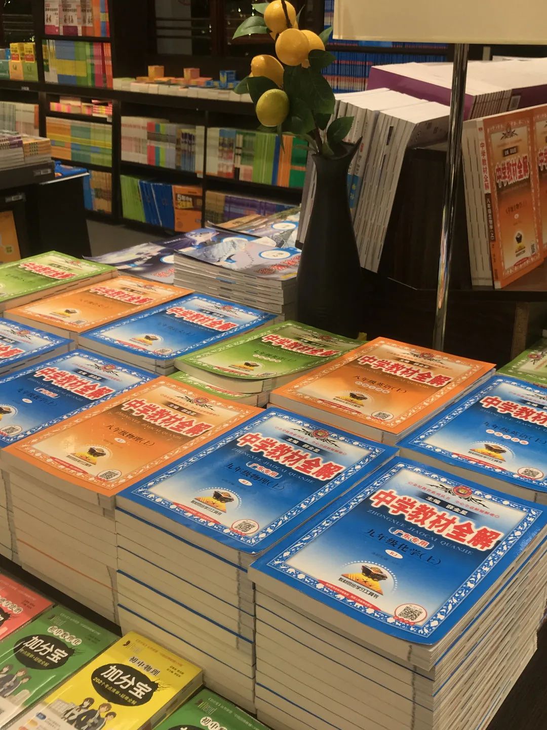 从来不打折的书,新华书店没人买书为什么一直开着