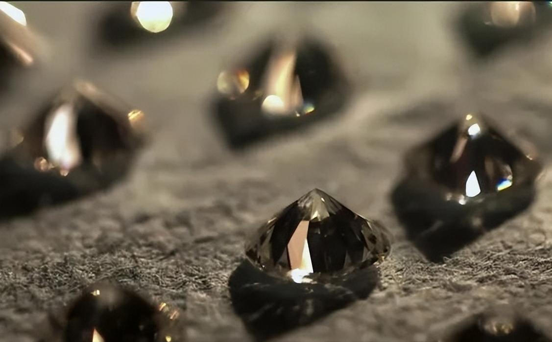 以色列“钻石王子”利用交友App骗取千万美元，庞氏*局骗**再现江湖