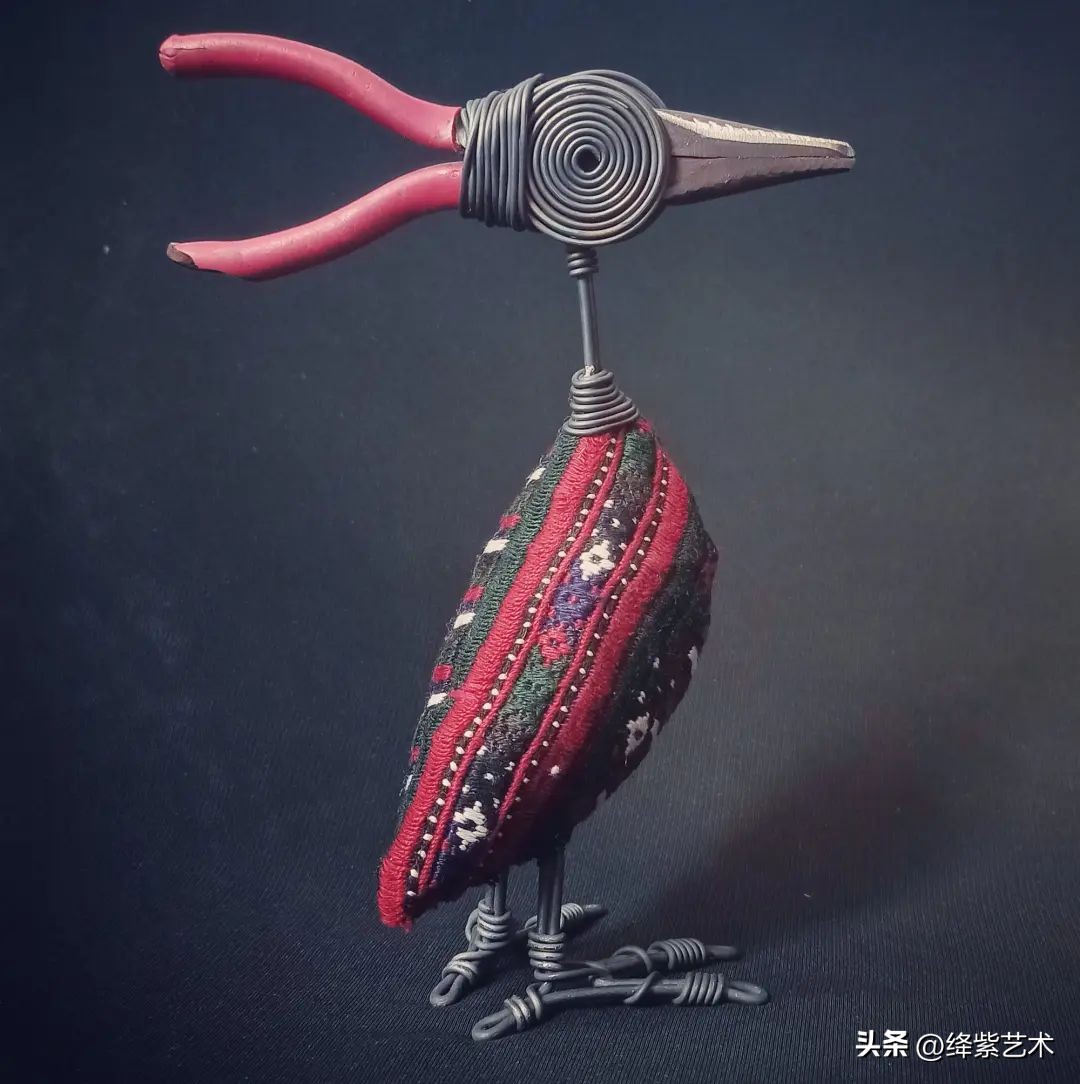 他用一把废剪刀和几根细铁丝，制作异域风格雕塑，效果出奇地好
