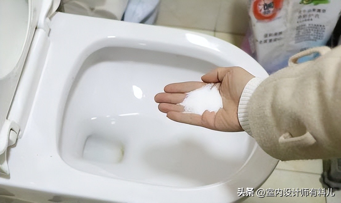 卫生间里撒一把食盐真是太聪明了,卫生间里撒把盐一年能省不少钱